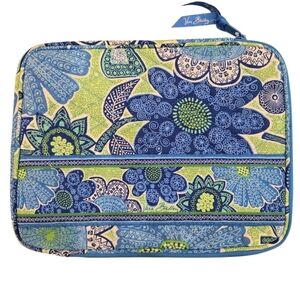 NWOT. VERA BRADLEY TABLET OR E-READER SLEEVE. RETIRED " DOODLE DAISY" PATTERN.